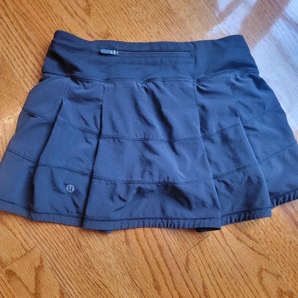 Lululemon Black Pace Rival Mid-Rise skirt Length 12.5" Size 2